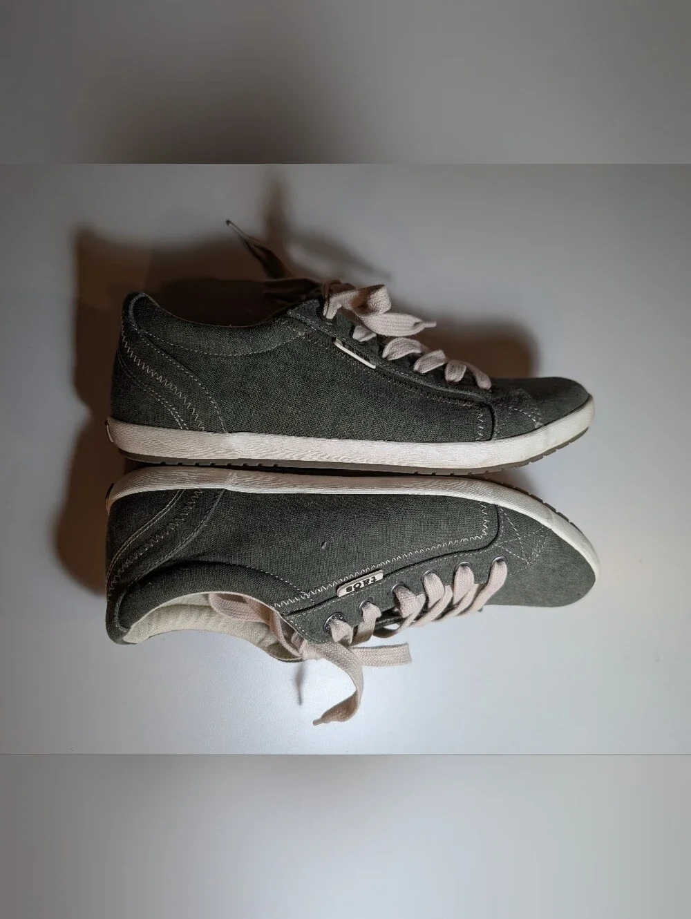 Taos Woman's Size 10.5 Casual Star Olive Green Canvas Sneakers